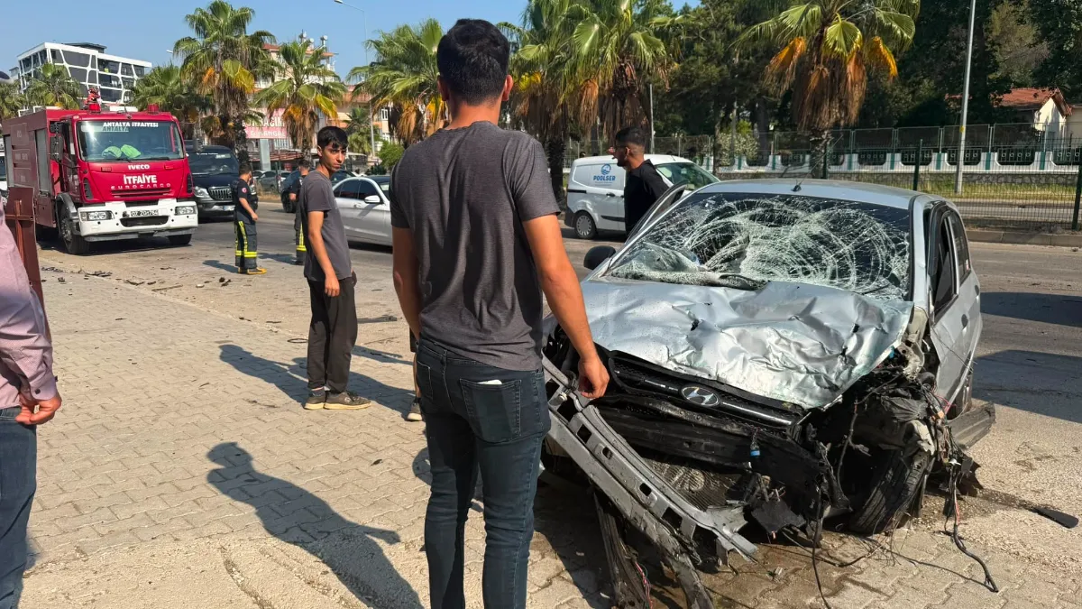 Antalya'da sollama faciası ucuz atlatıldı! Tel çitlere çarpan otomobilde 1 yaralı