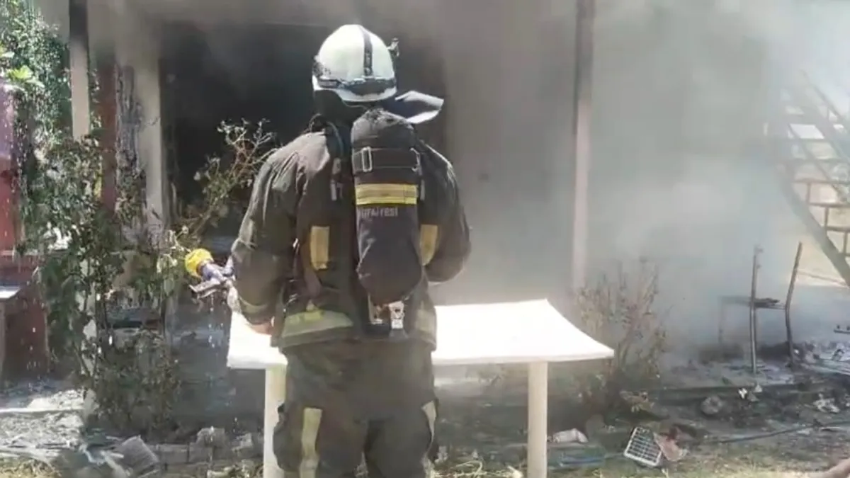 Antalya'da tarladaki evde çıkan yangın itfaiye ekiplerince söndürüldü