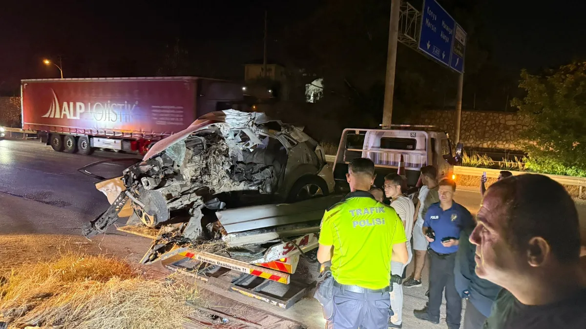 Antalya Serik'te Çarpmanın şiddetiyle araçtan kopan motor 30 metre savrulup barakaya girdi  1 ağır yaralı