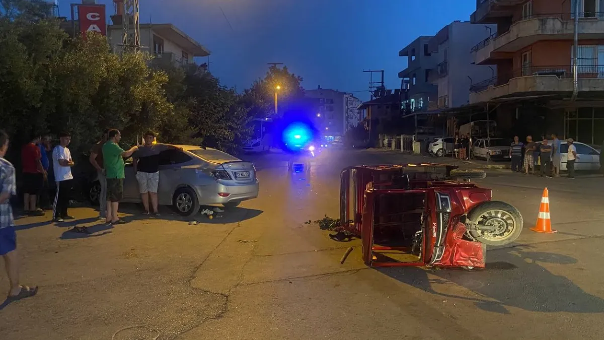 Antalya Serik'te Feci Kaza: Otomobil Elektrikli Motosiklete Çarptı, Aynı Aileden 4 Yaralı!