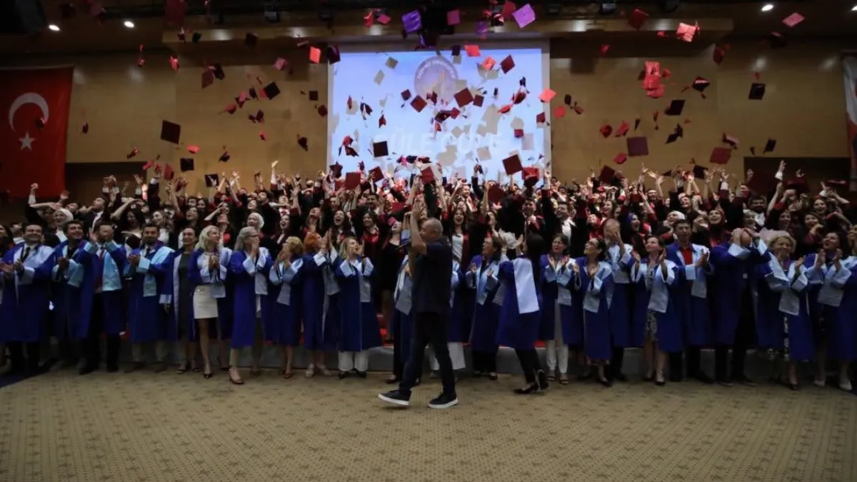 AÜ Tıp Fakültesi’nde 238 genç hekim yemin ederek mezun oldu