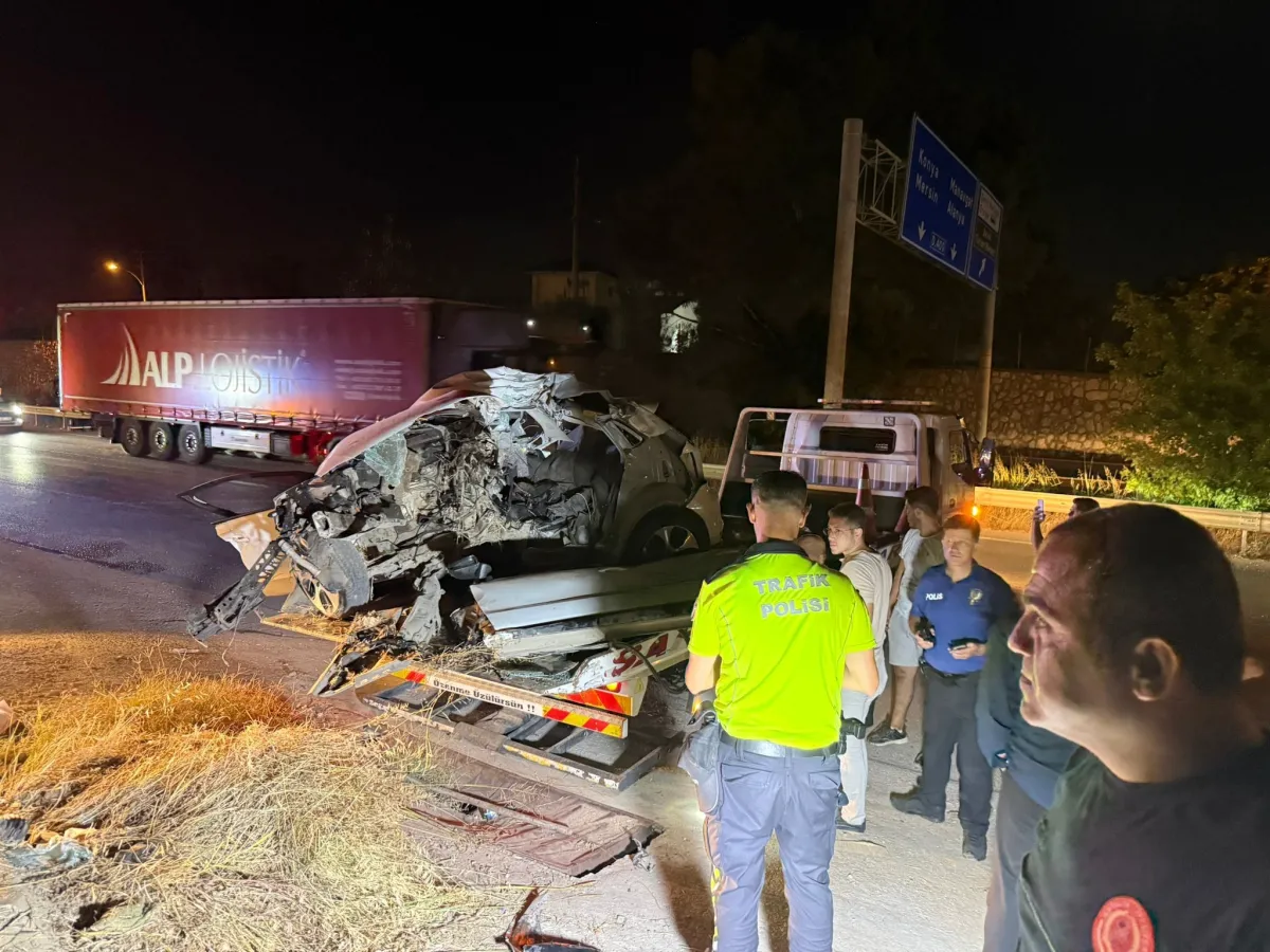 Antalya Serik'te Çarpmanın şiddetiyle araçtan kopan motor 30 metre savrulup barakaya girdi  1 ağır yaralı