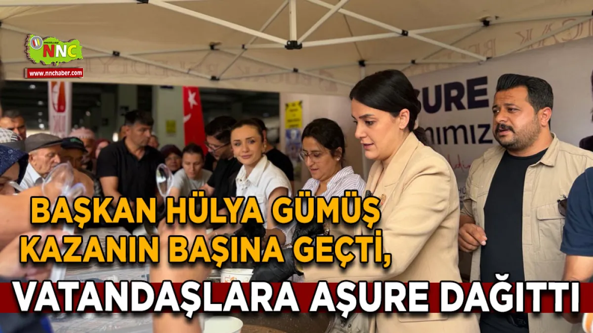 Başkan Hülya Gümüş kazanın başına geçti, Vatandaşlara aşure dağıttı