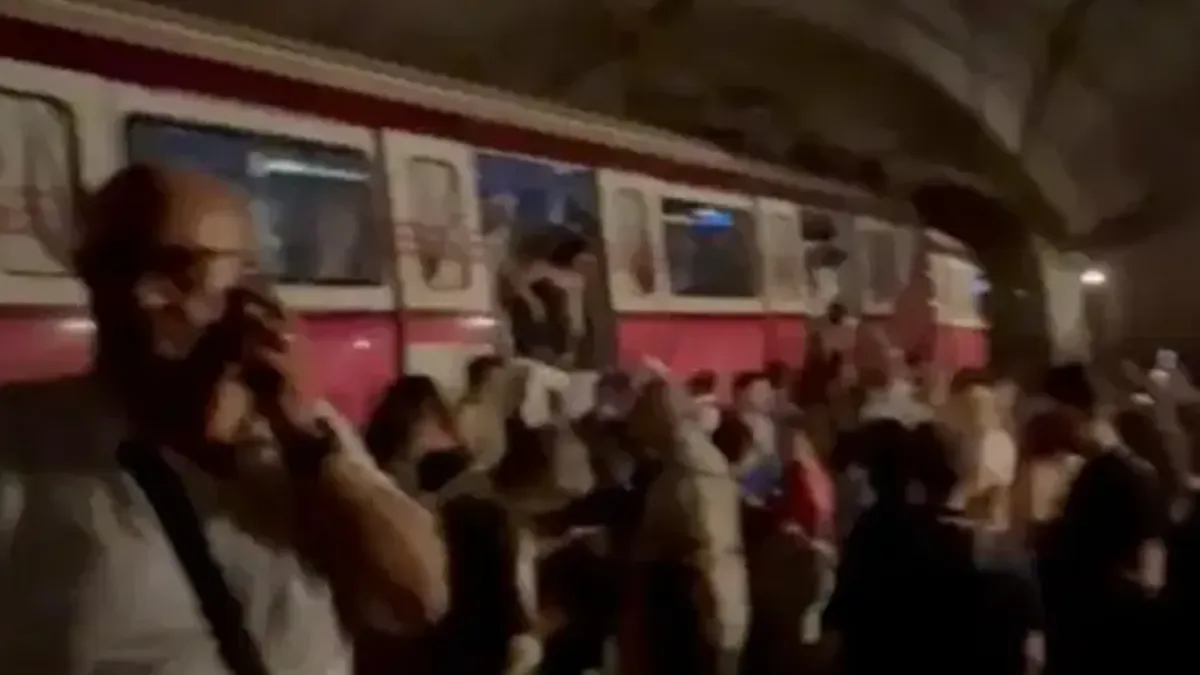 Bostancı'da Metro Raydan Çıktı:  Yolcular Tünelden Tahliye Edildi