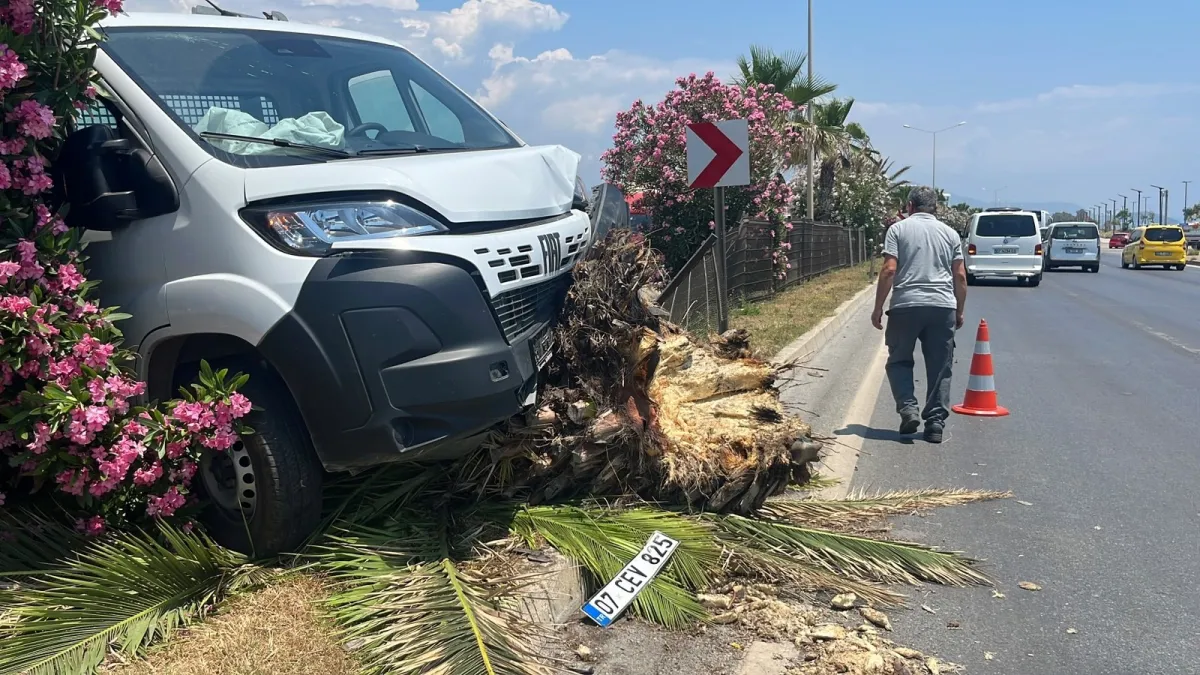 Antalya'da feci kaza 22 yaşındaki motosiklet sürücüsü hayatını kaybetti