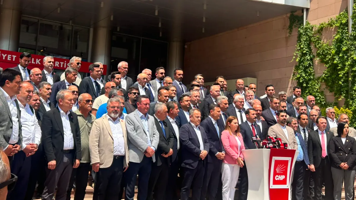 CHP Burdur delegeleri olağanüstü kurultay talebine imza verdi
