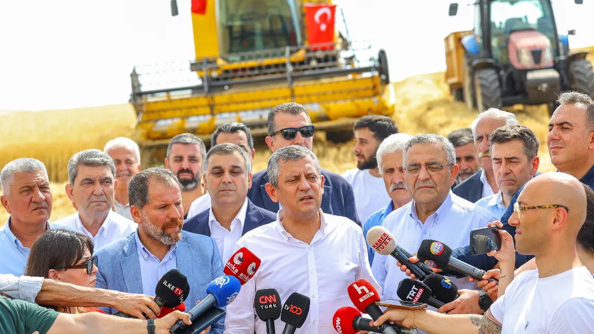 CHP Lideri Bismil’de Buğday Hasadına Katıldı
