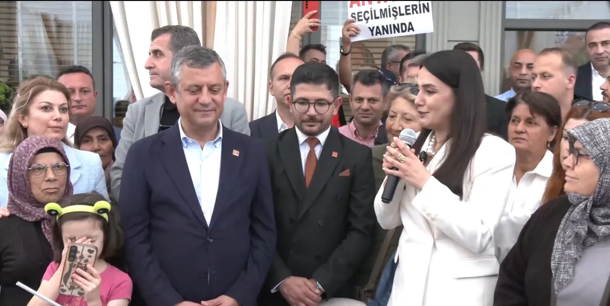 Özgür Özel Bucak'ta konuştu: Kadınların önüne geçilmesin yeter