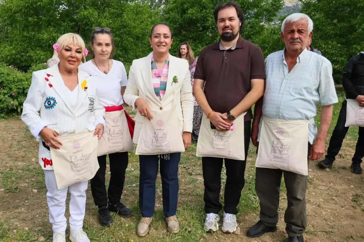 Vali Bilgihan ve Safiye Soyman gül hasadında buluştu