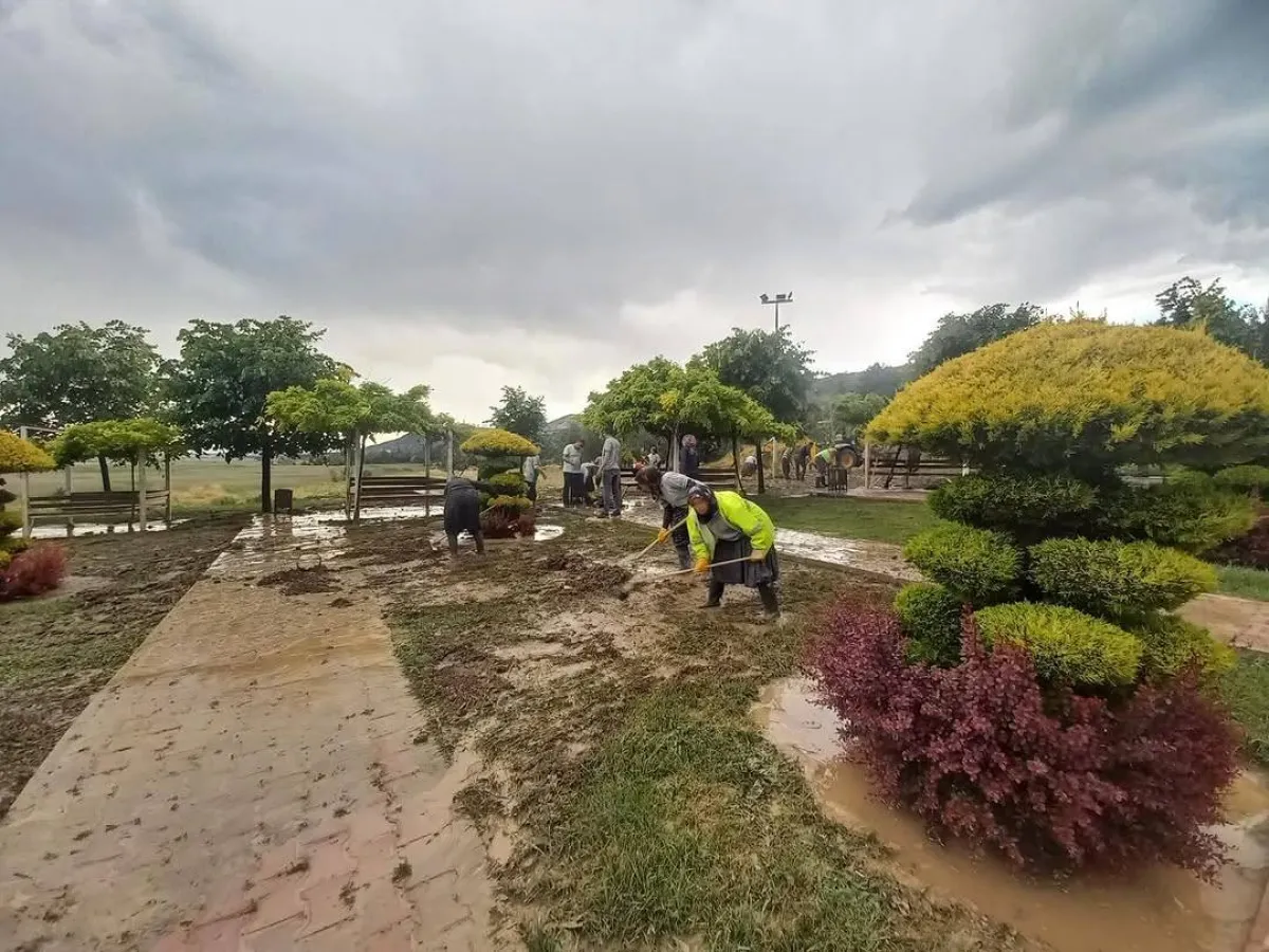 Burdur’da dere taştı ekipler harekete geçti