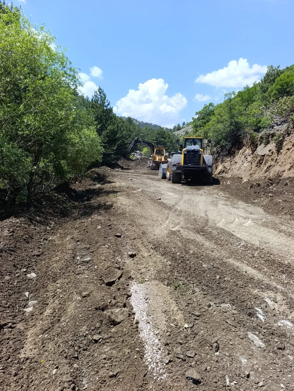 Burdur Karamanlı’da Yayla Yolu Genişletiliyor