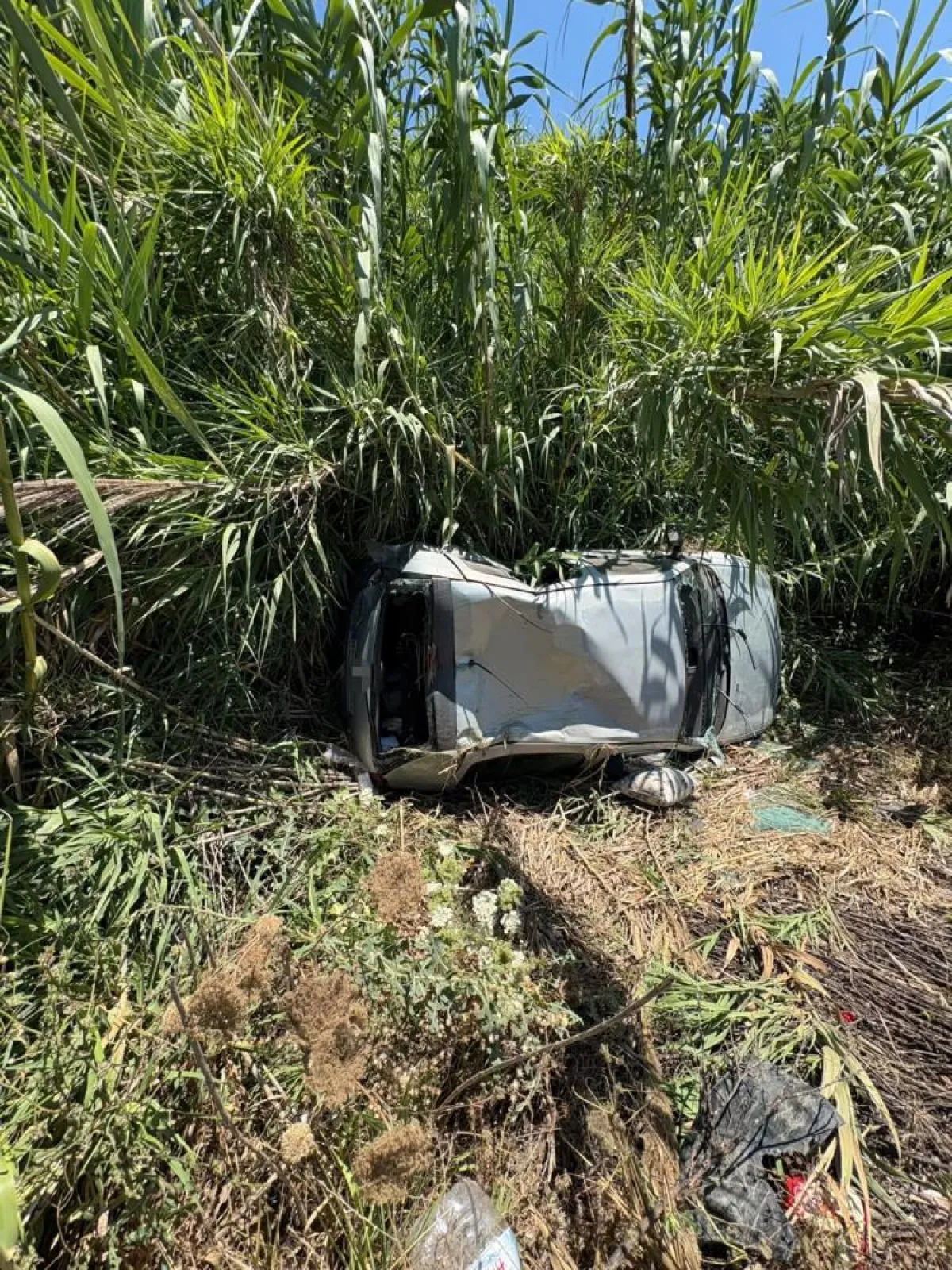 Antalya'da ticari araç ile çarpışan otomobil bahçeye devrildi: 2 yaralı