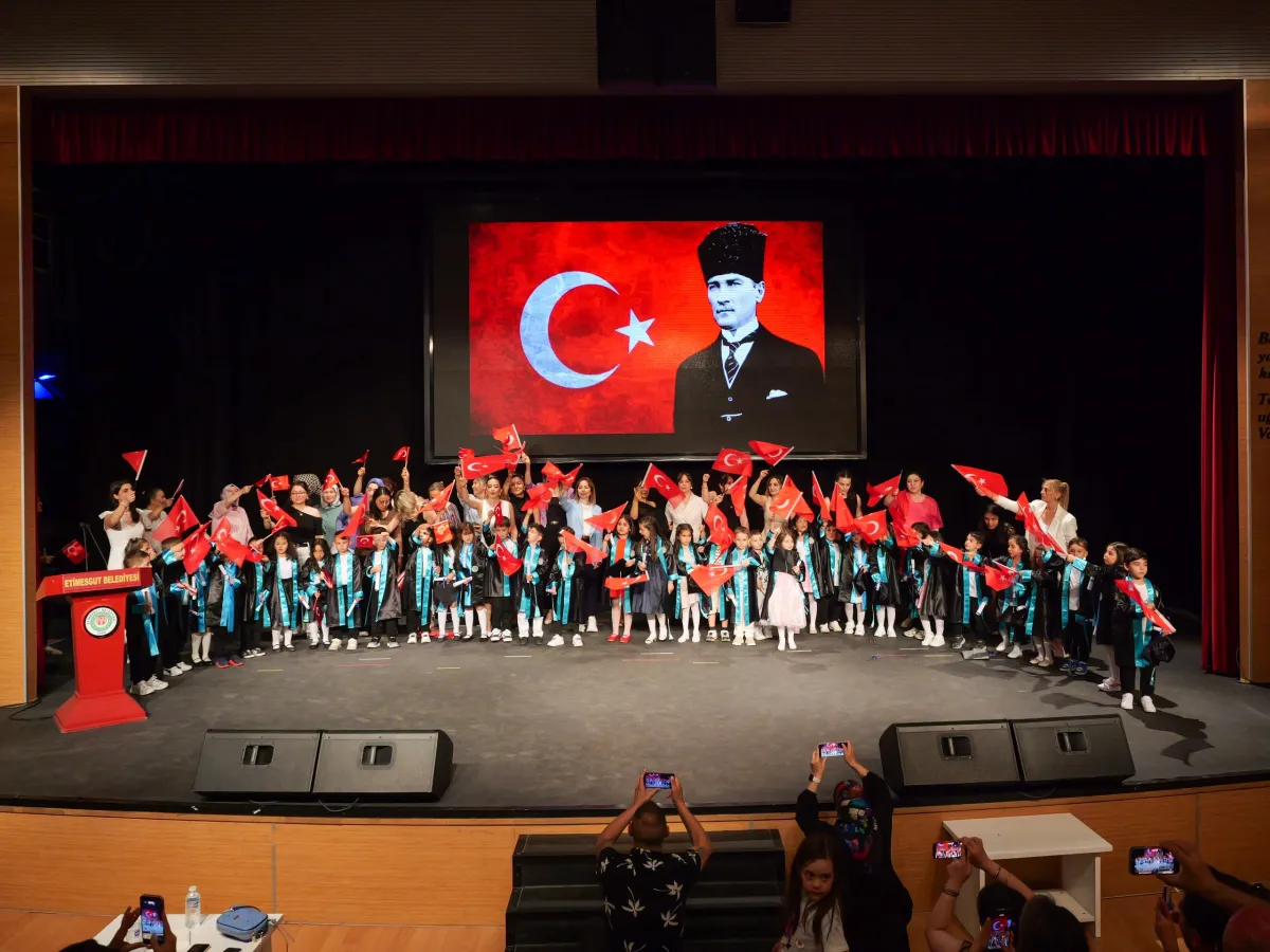 Etimesgut Belediyesi Kreşlerinde Mezuniyet Coşkusu: 223 Minik Öğrenci Kep Attı