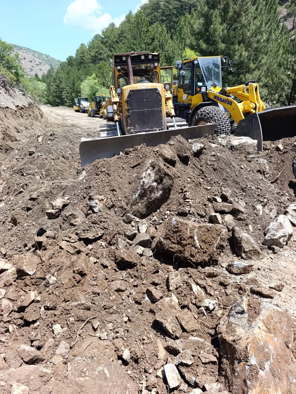Burdur Karamanlı’da Yayla Yolu Genişletiliyor