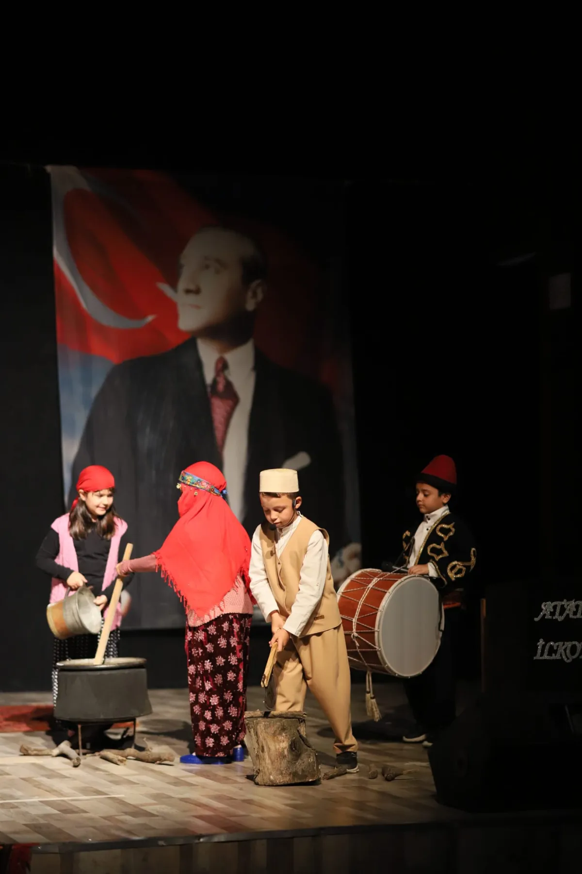 Bucak Atatürk İlkokulu öğrencilerinden "Kınalı Hasan" tiyatro gösterisi