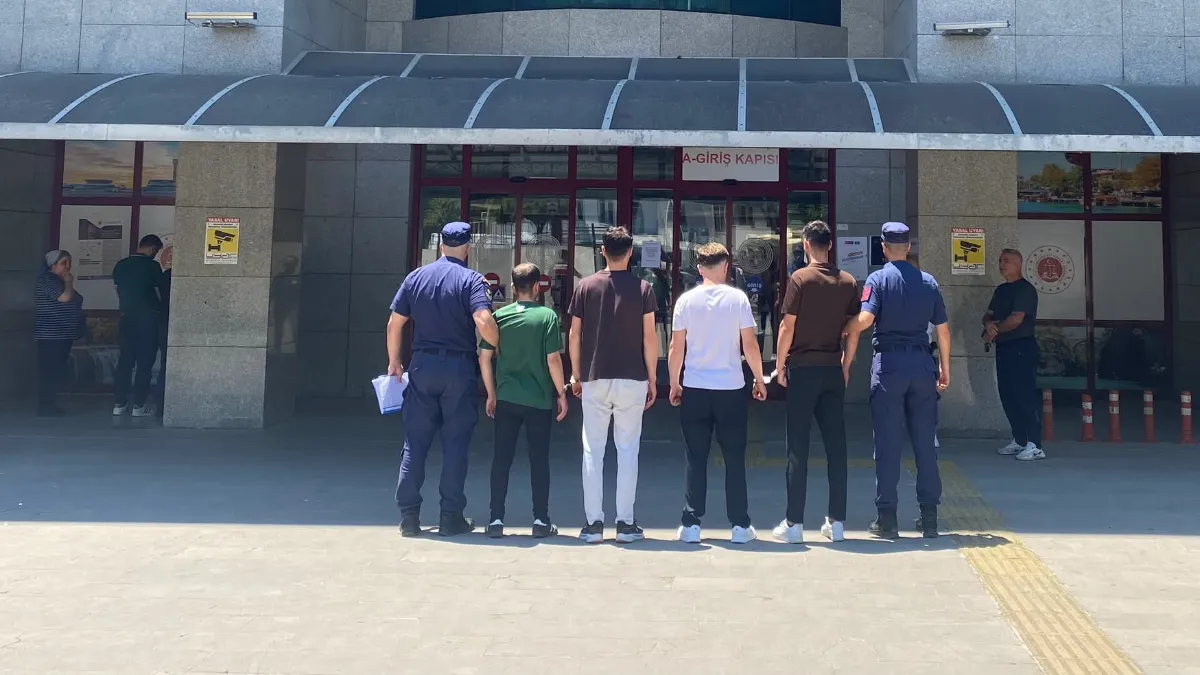 Irmaktaki teknenin kapısını kırıp içeride buldukları alkollerle alem yaptılar