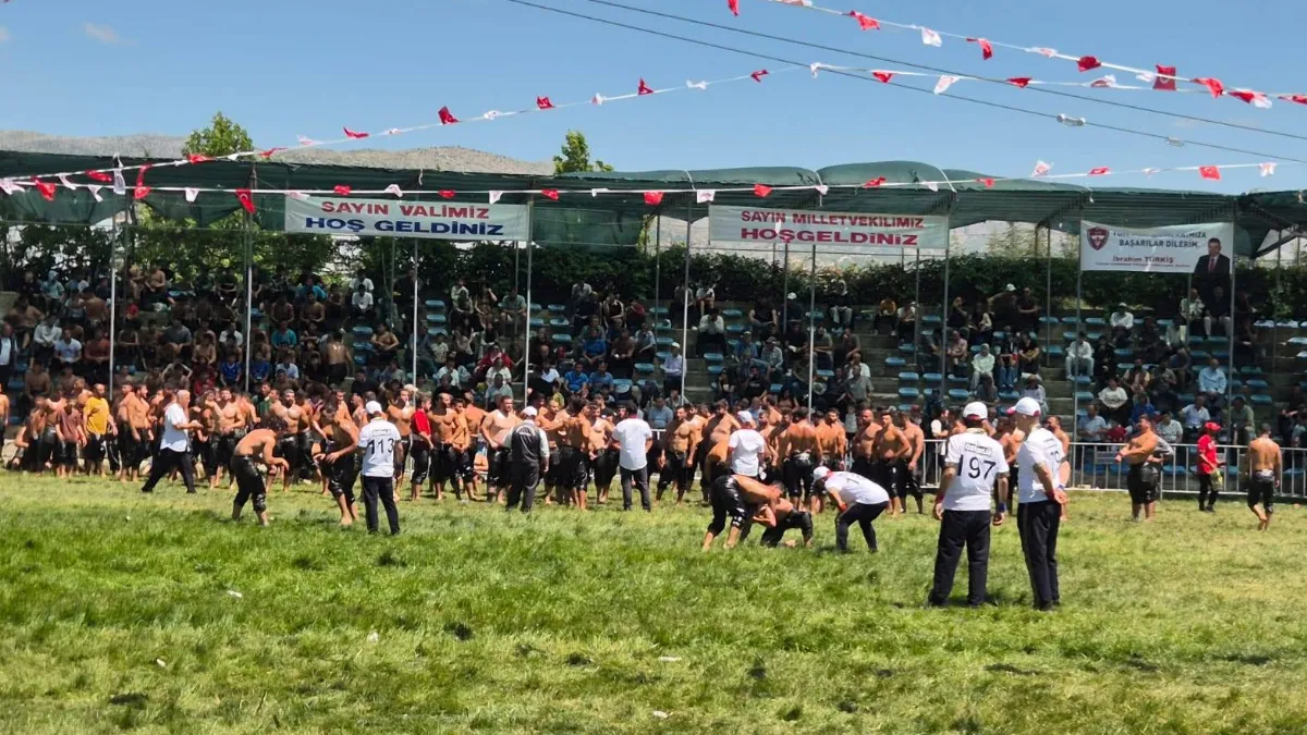 Isparta Uluborlu Er Meydanında Tarihi An! 47. Isparta Yağlı Güreşleri'nde Kariyerinin İlk Başpehlivanlığını Kazandı!