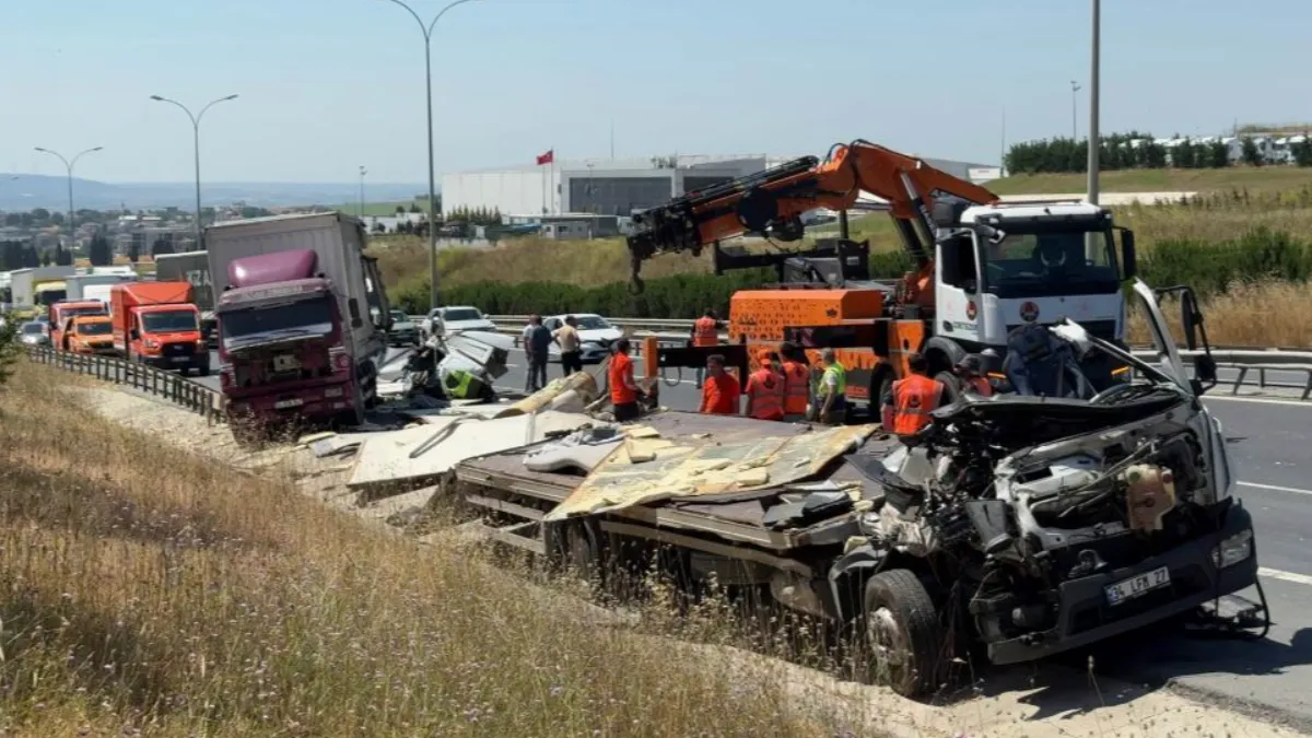 İSTANBUL'DA FECİ KAZA! AK Parti Milletvekili Hasan Turan zincirleme kazaya karıştı