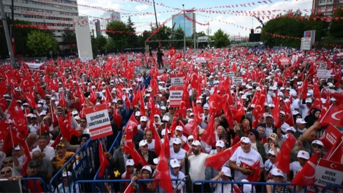 İYİ Parti’nin “Bayrak Mitingi”ne Yoğun Katılım: Dervişoğlu’ndan İktidara Sert Mesajlar