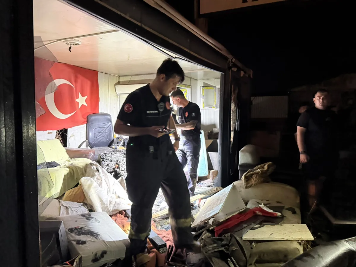 Antalya Serik'te Çarpmanın şiddetiyle araçtan kopan motor 30 metre savrulup barakaya girdi  1 ağır yaralı