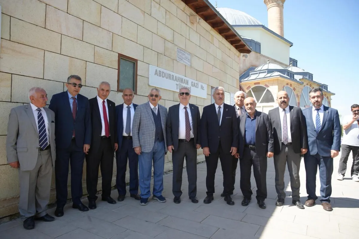 Zafer Partisi Heyeti Erzurum’da Türbe, Şehitlik ve Ticaret Borsasını Ziyaret Etti