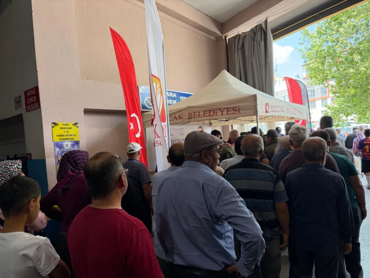 Başkan Hülya Gümüş kazanın başına geçti, Vatandaşlara aşure dağıttı