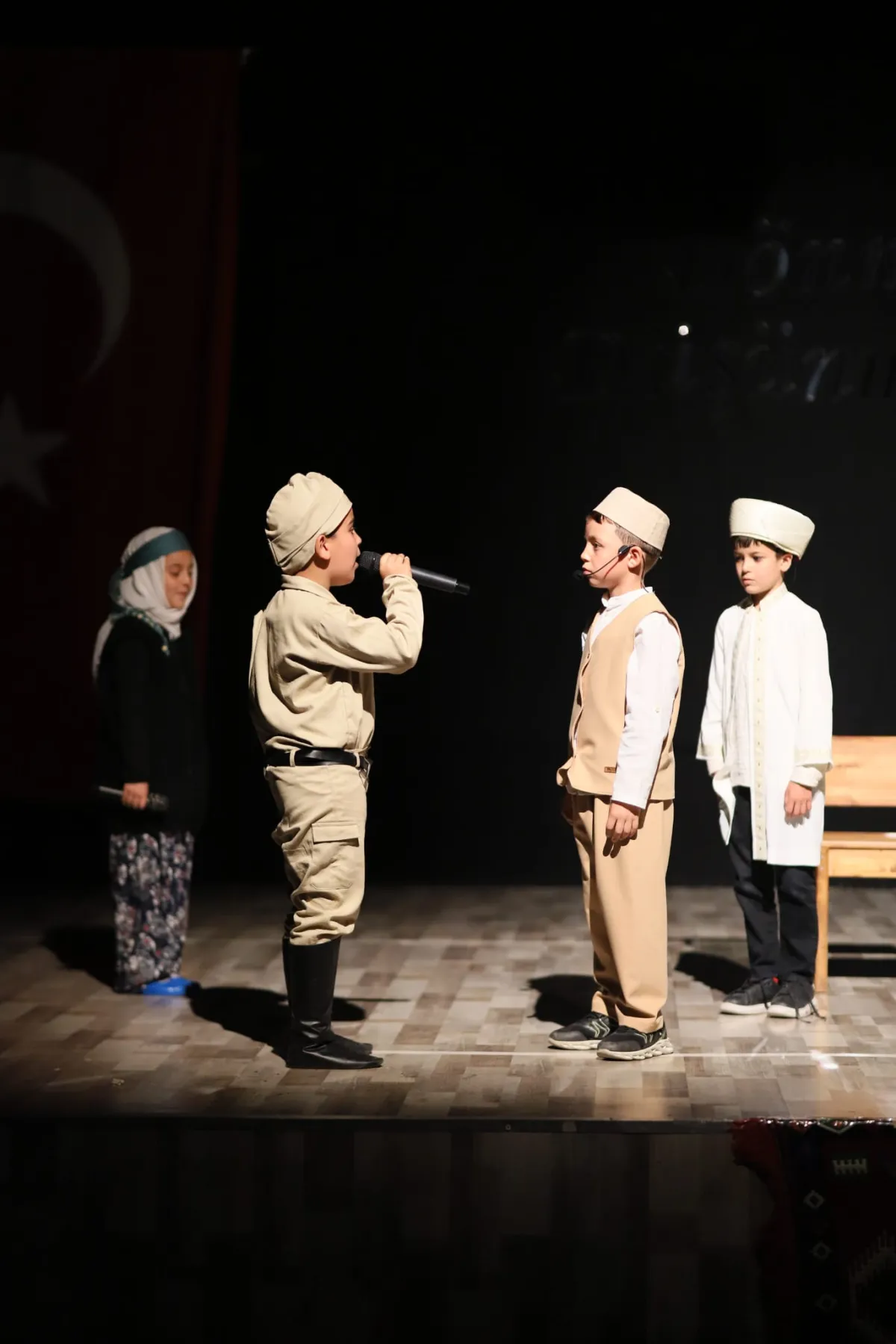 Bucak Atatürk İlkokulu öğrencilerinden "Kınalı Hasan" tiyatro gösterisi