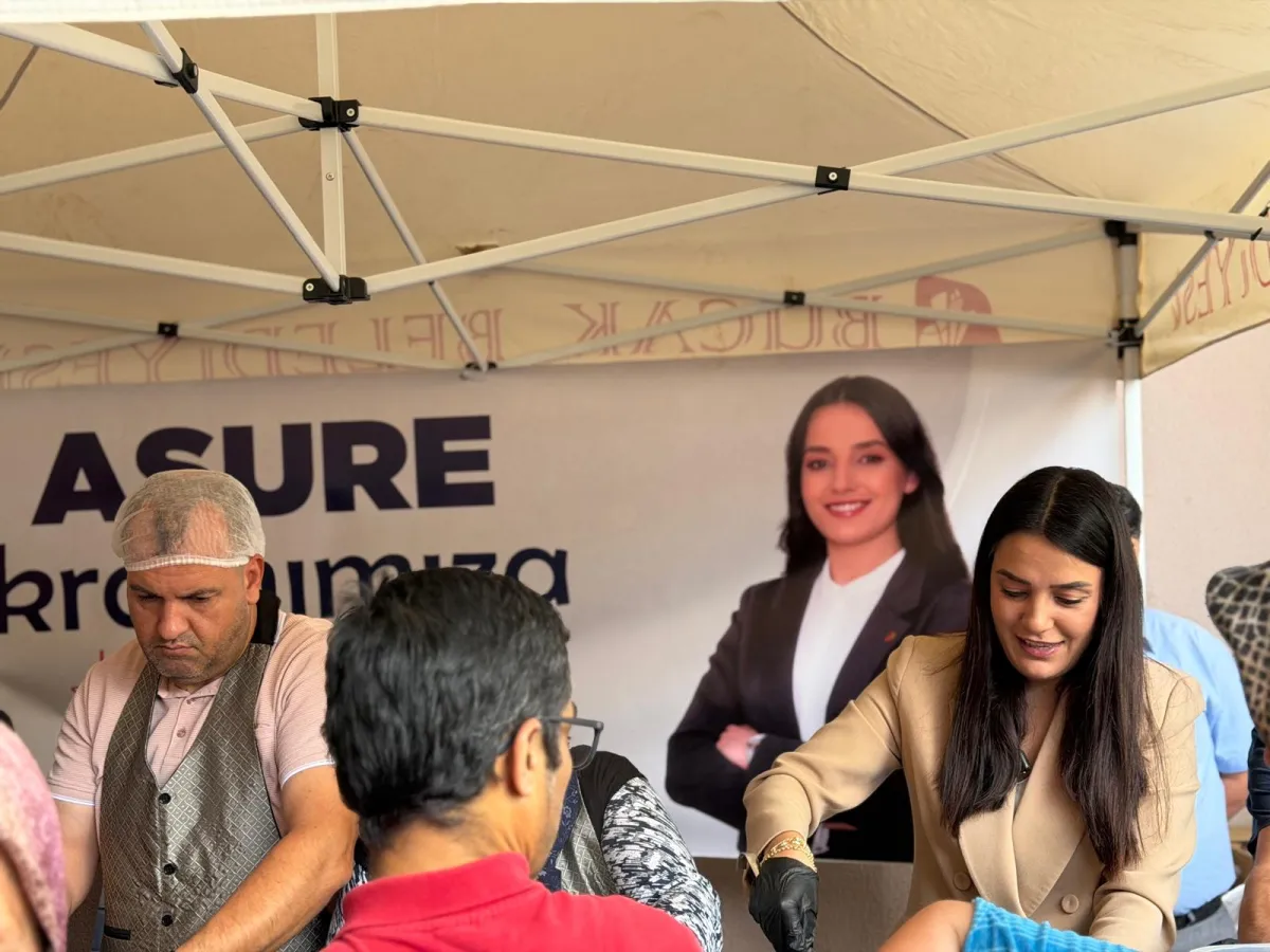 Başkan Hülya Gümüş kazanın başına geçti, Vatandaşlara aşure dağıttı