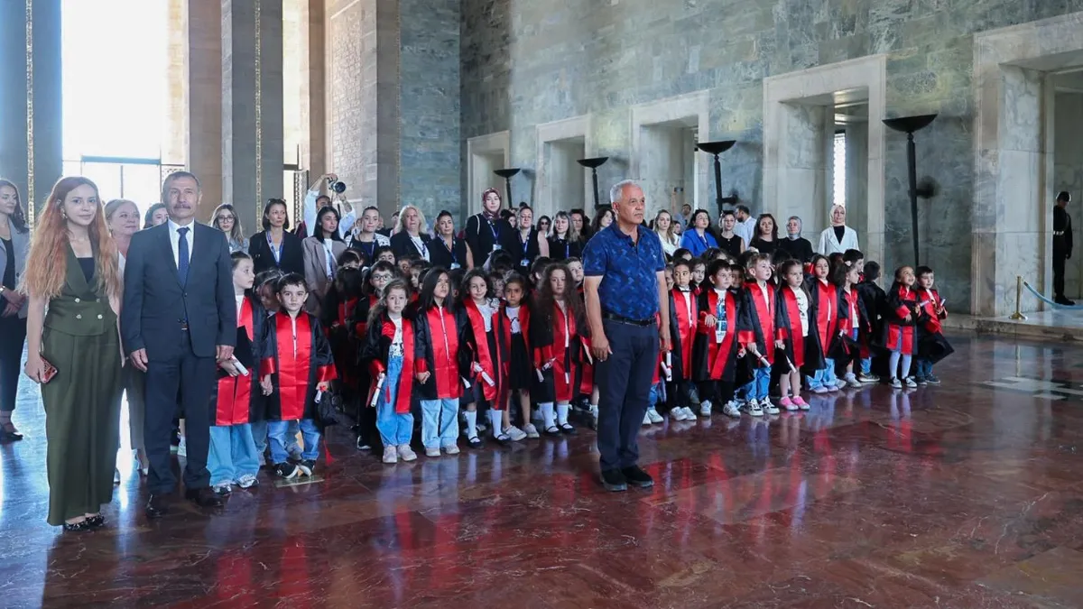 Miniklerden Karne Sonrası Anlamlı Anıtkabir Ziyareti
