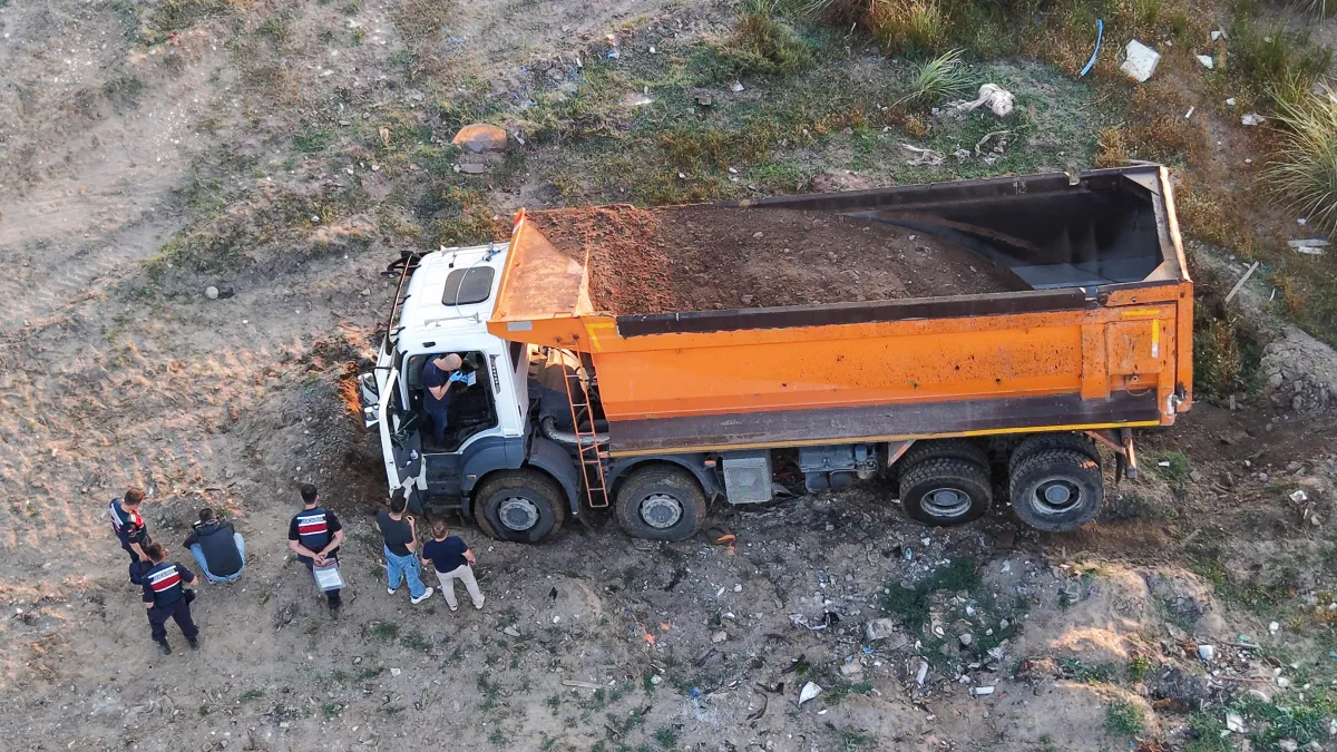 Kum hırsızlığı yapan şüpheliler jandarmaya ateş edip kaçtı, operasyonla yakalandı