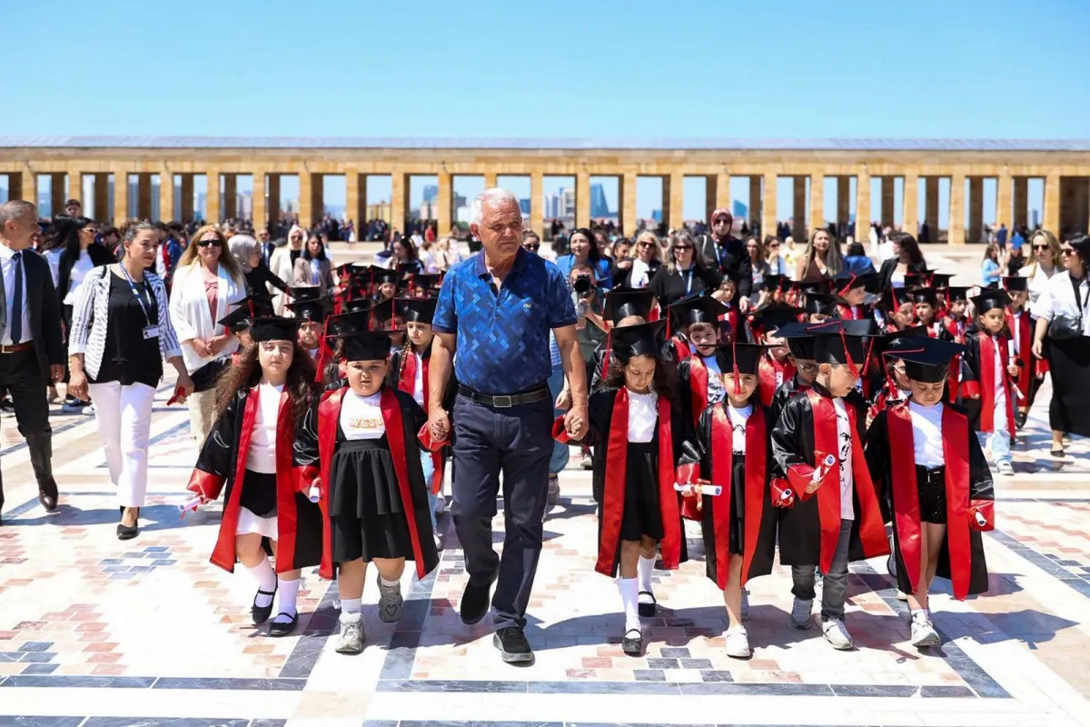 Miniklerden Karne Sonrası Anlamlı Anıtkabir Ziyareti