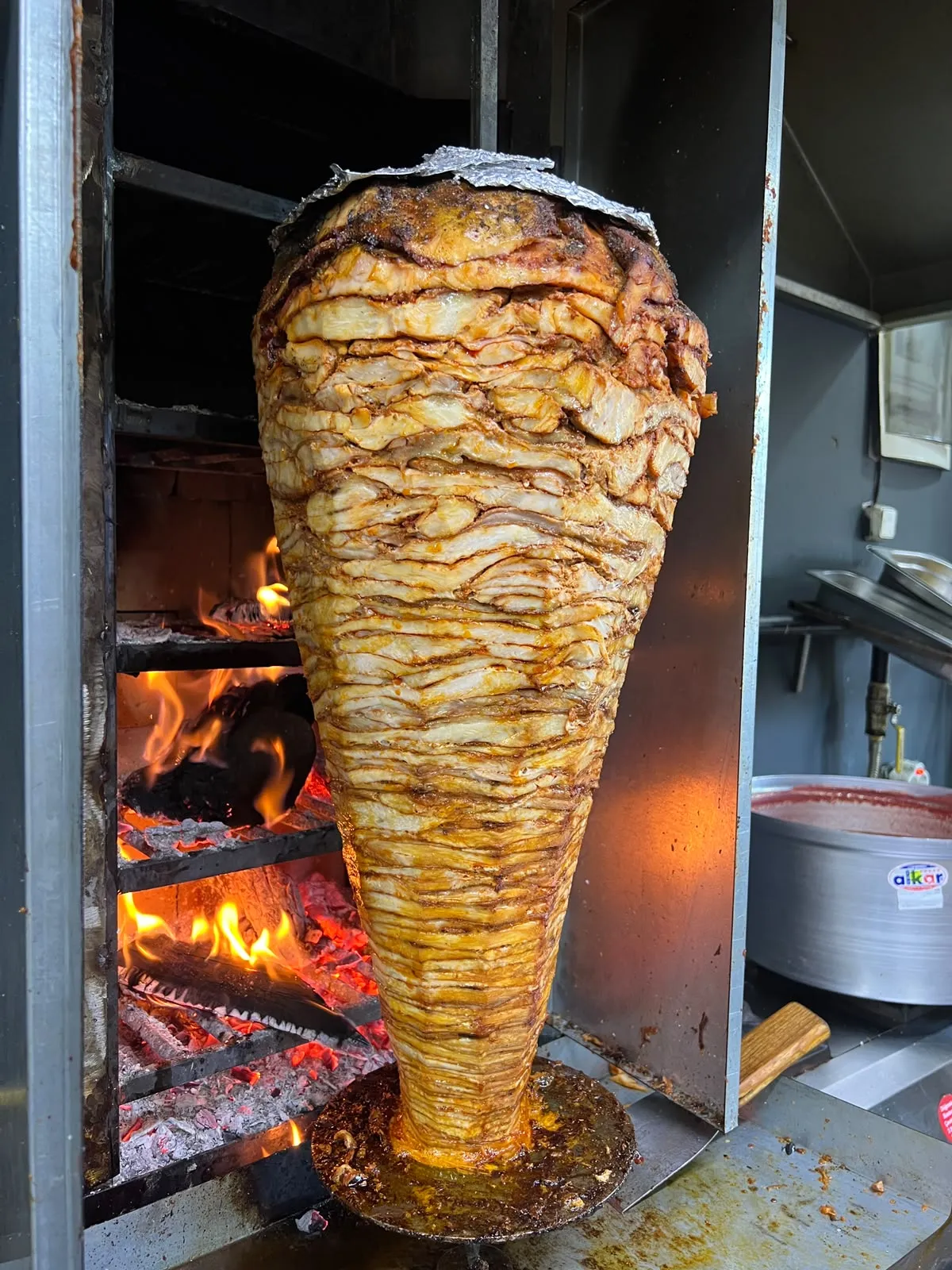 Y&Y Burger’den Bucak’ta odun ateşinde Hatay usulü döner