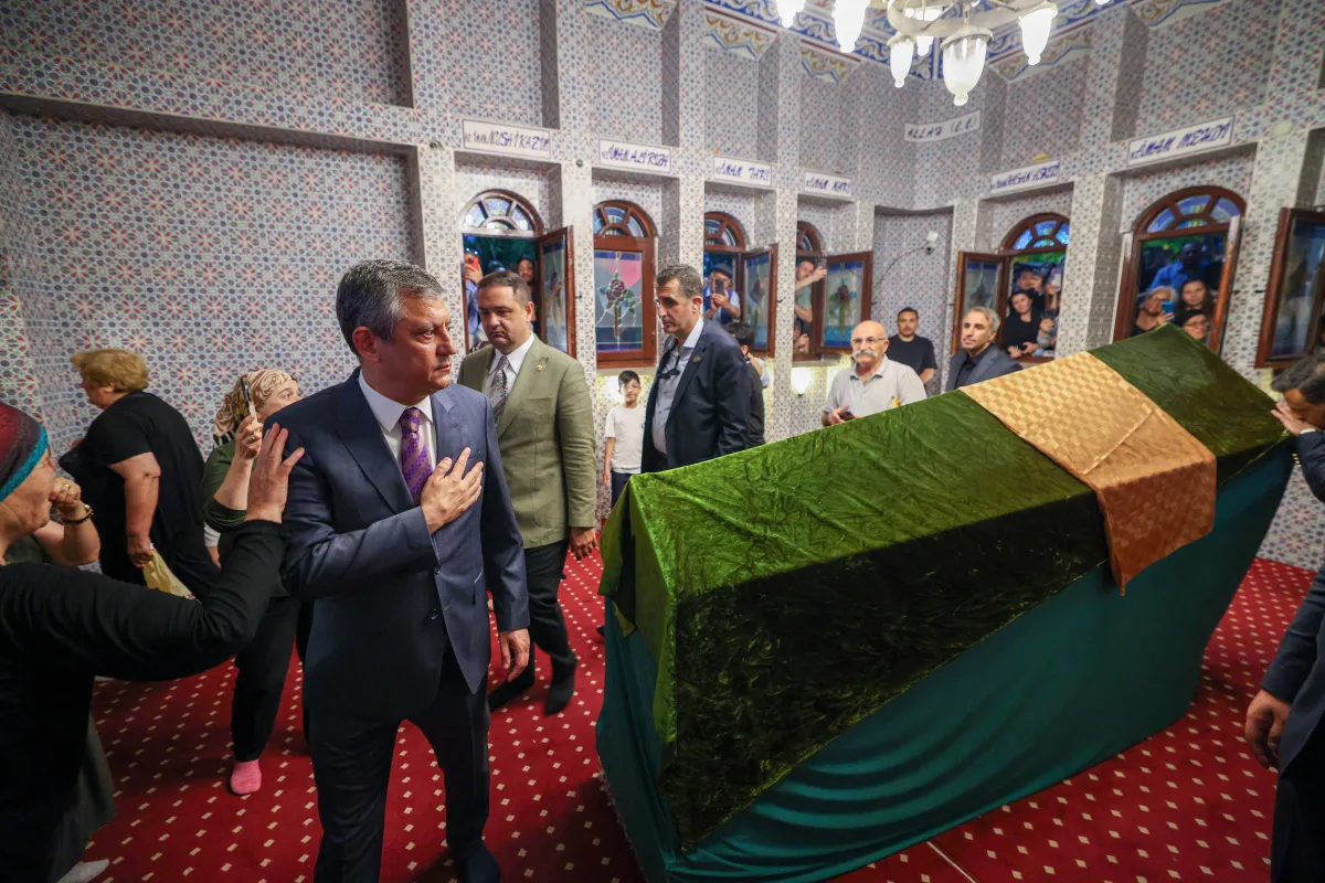Özgür Özel’den Garip Dede Cemevi’nde Birlik ve Eşitlik Mesajı: “Gerekirse Baş Veririz Ama Baş Eğmeyiz”