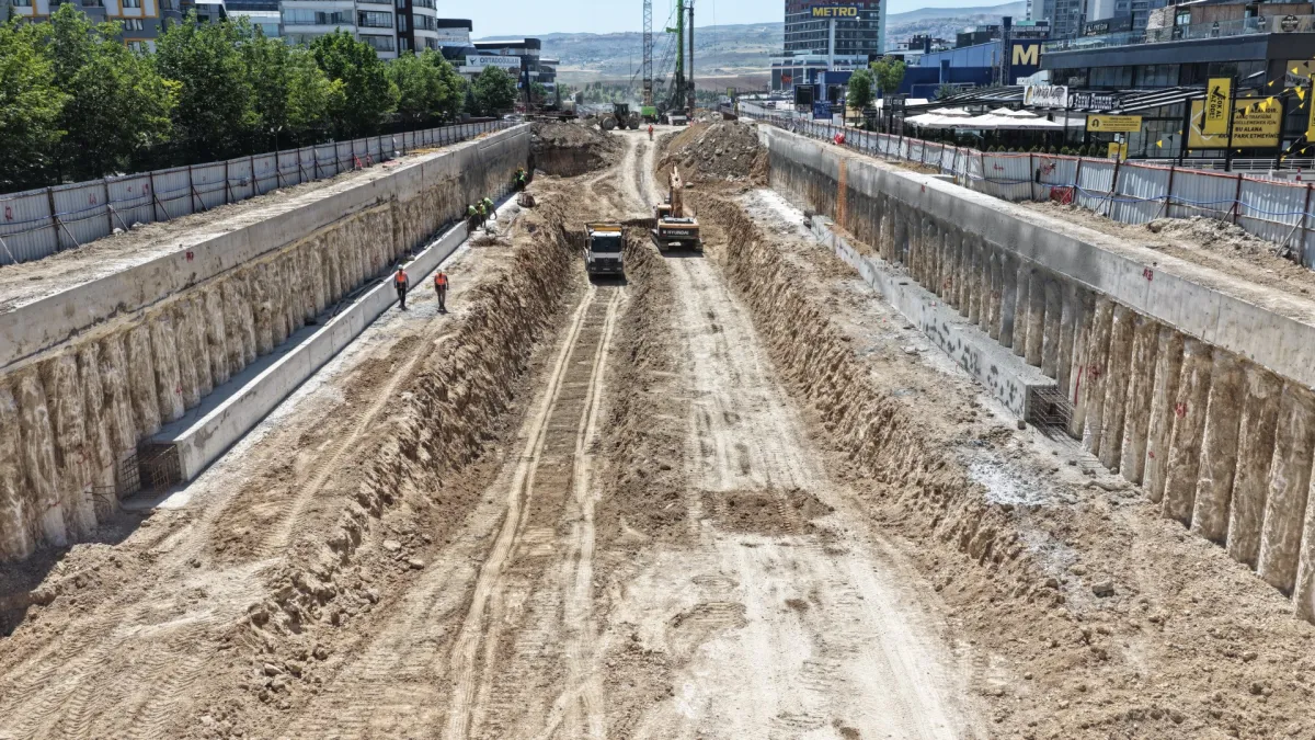 ABB Başkanı Mansur Yavaş Mamak Metro Şantiyede İncelemelerde Bulundu