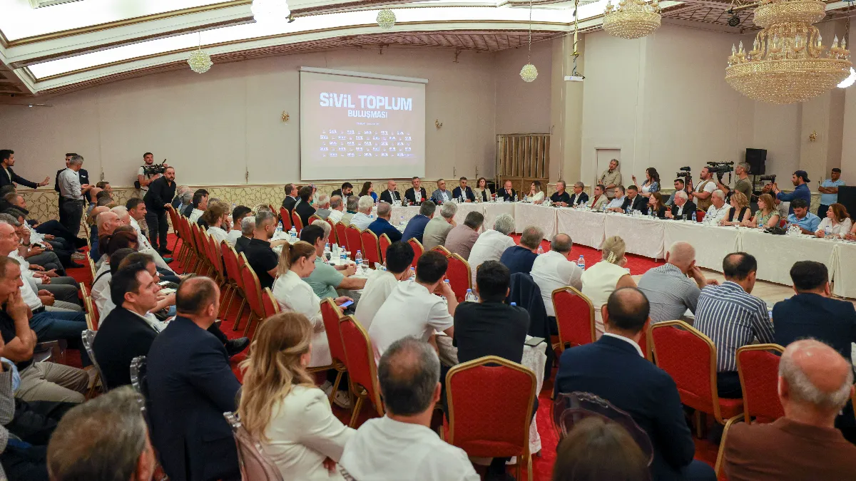 Özgür Özel Diyarbakır’da STK Temsilcileriyle Buluştu: “Demokratikleşme Olmadan Barış Olmaz”