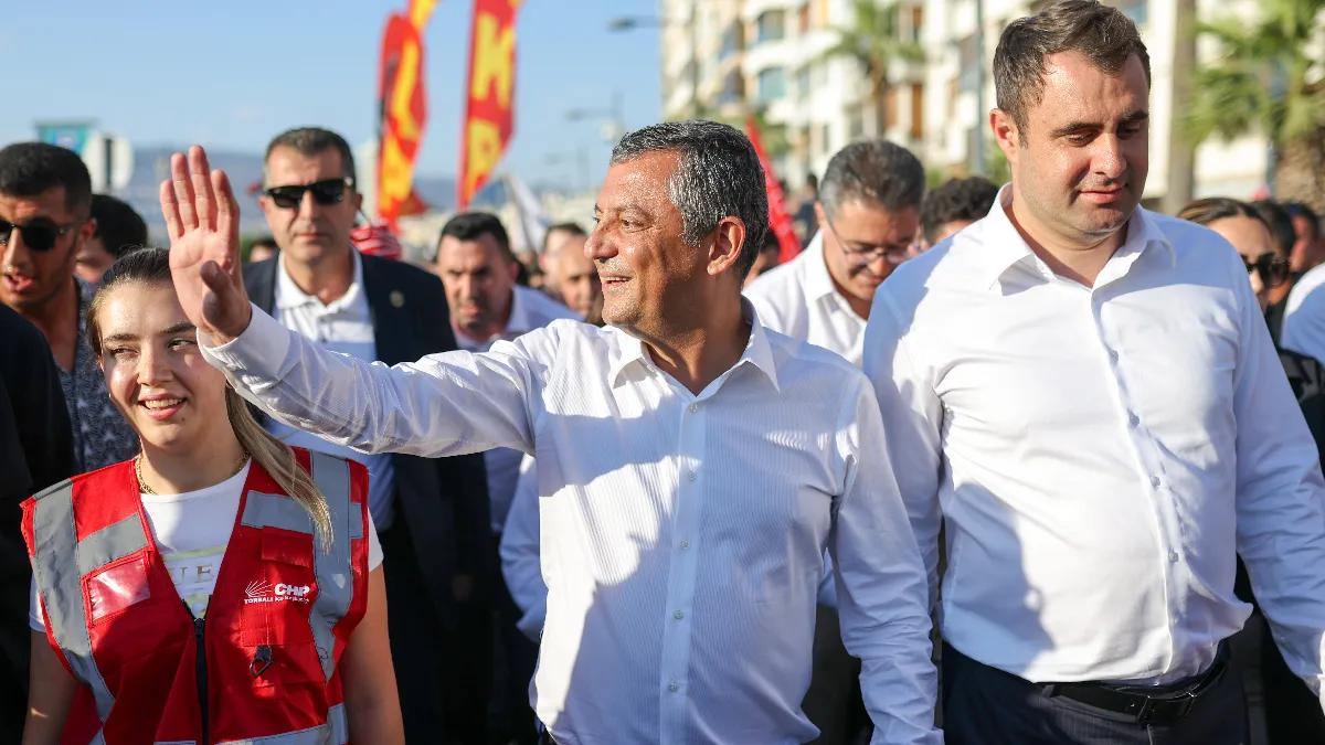 Özgür Özel İzmir'den Kurultay Çağrısı: "Millet İktidarı Değiştirmek İçin Yola Çıkmış"