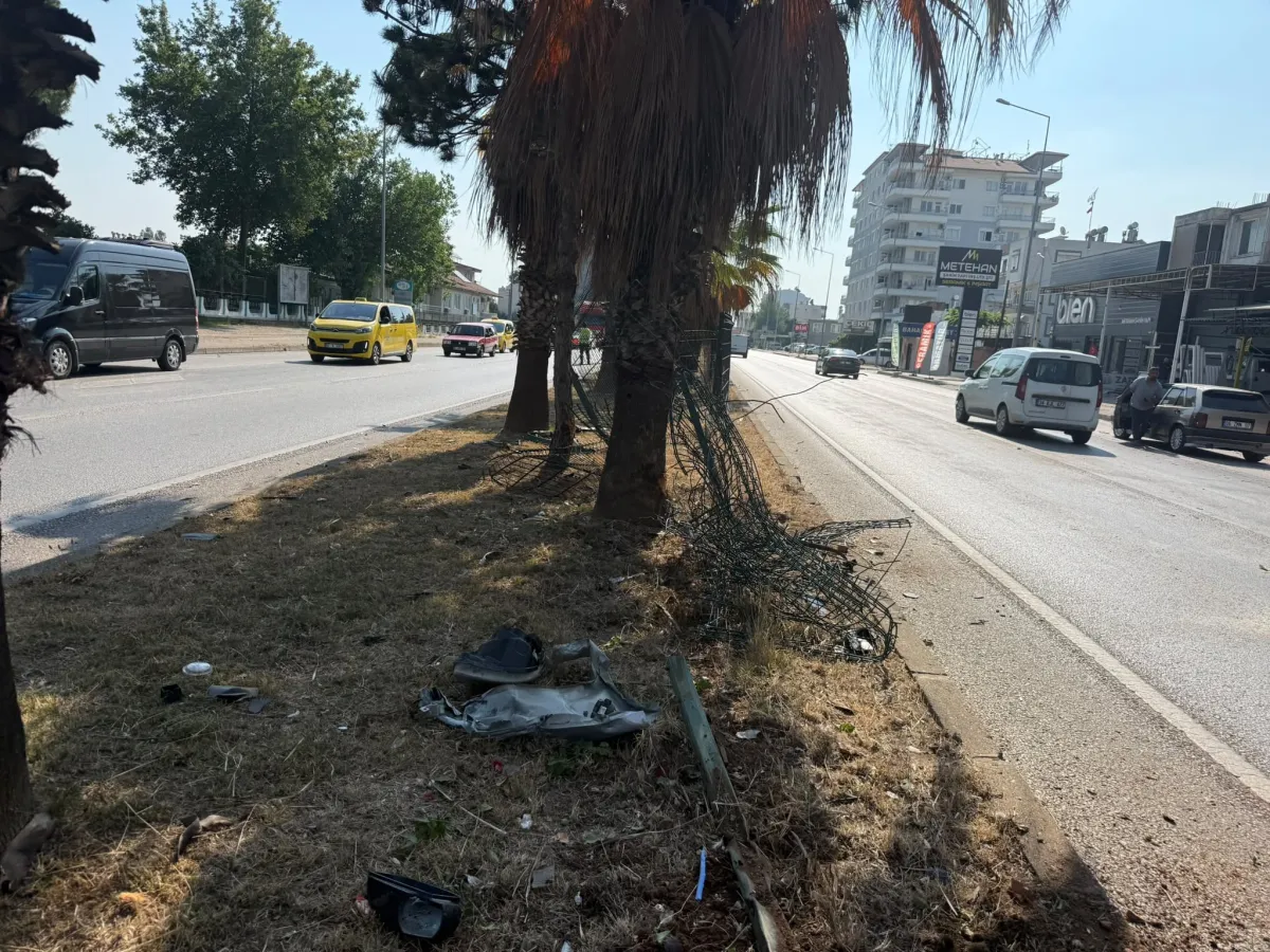 Antalya'da sollama faciası ucuz atlatıldı! Tel çitlere çarpan otomobilde 1 yaralı