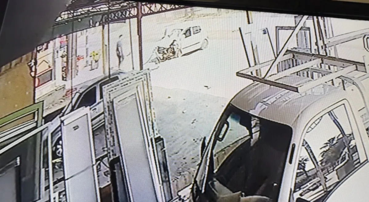 Antalya'da sollama faciası ucuz atlatıldı! Tel çitlere çarpan otomobilde 1 yaralı