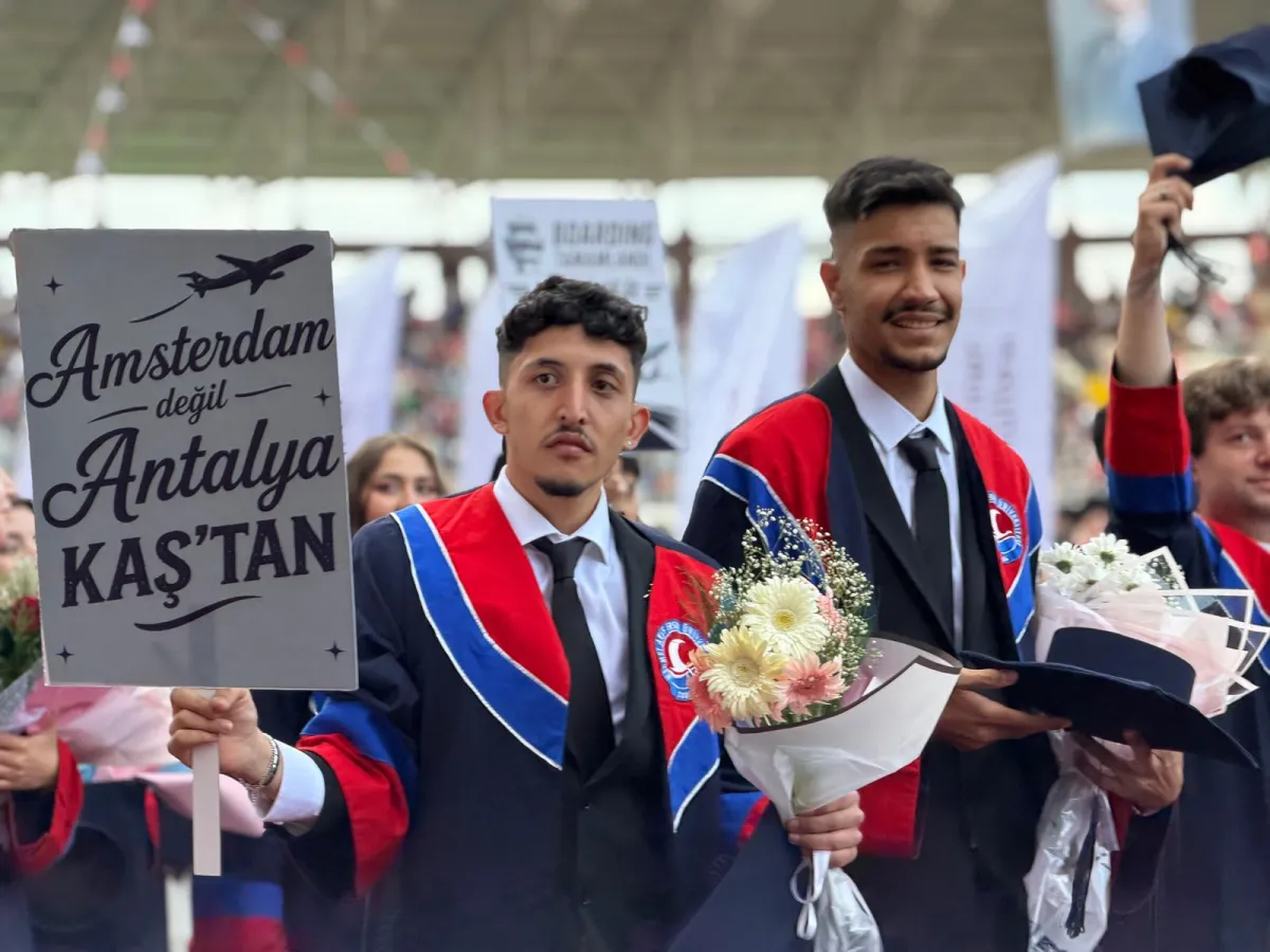 MAKÜ’de mezuniyet coşkusu Yaklaşık 7 bin öğrenci kep attı
