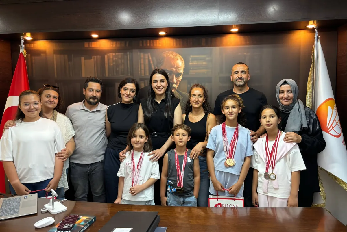 Başarılarıyla Bucak'ı Gururlandırdılar! Başkan Gümüş Tebrik Etti