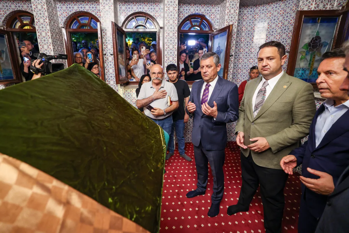 Özgür Özel’den Garip Dede Cemevi’nde Birlik ve Eşitlik Mesajı: “Gerekirse Baş Veririz Ama Baş Eğmeyiz”