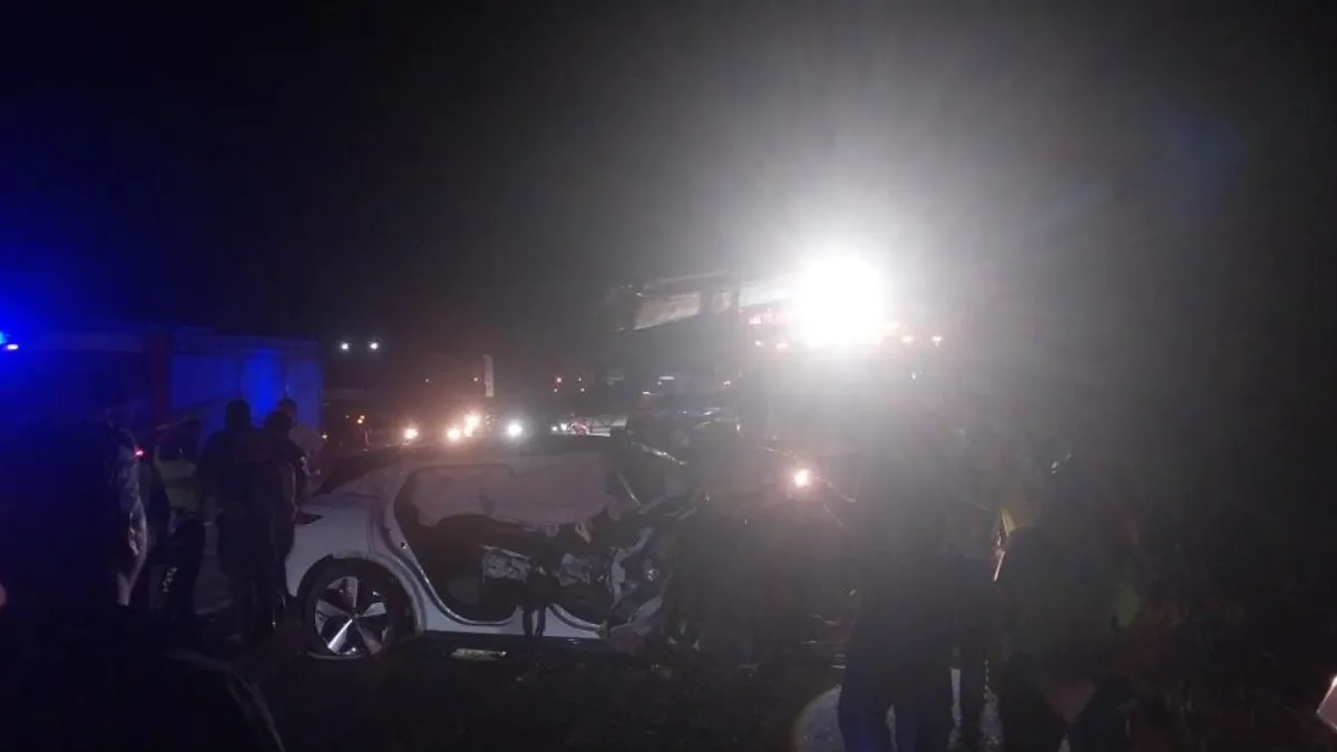 Ters Şerit Faciası: Ankara Mamak'ta Otomobil Servis Aracını Şarampole Devirdi! 8 yaralı 