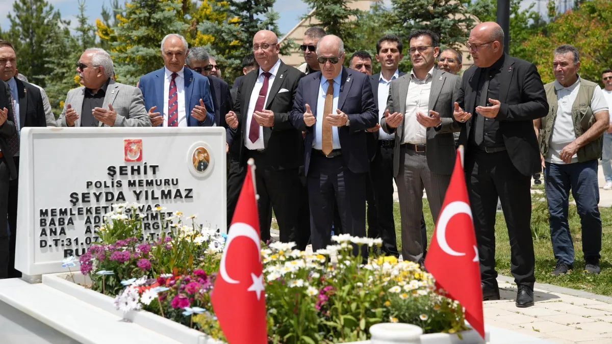 Ümit Özdağ Sivas’ta Şehitleri Andı, Esnaf ve Taraftarlarla Buluştu