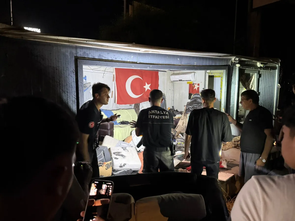 Antalya Serik'te Çarpmanın şiddetiyle araçtan kopan motor 30 metre savrulup barakaya girdi  1 ağır yaralı
