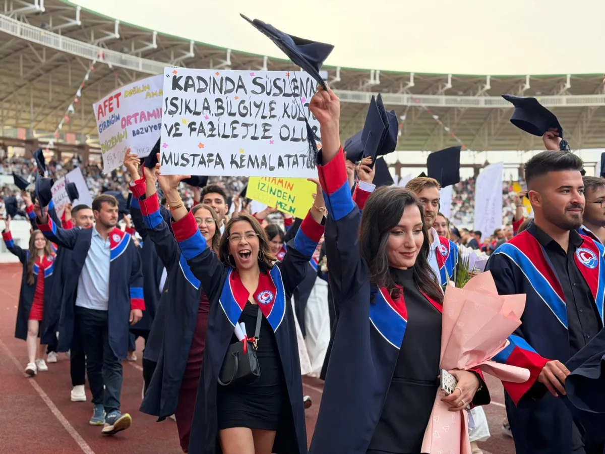 MAKÜ’de mezuniyet coşkusu Yaklaşık 7 bin öğrenci kep attı
