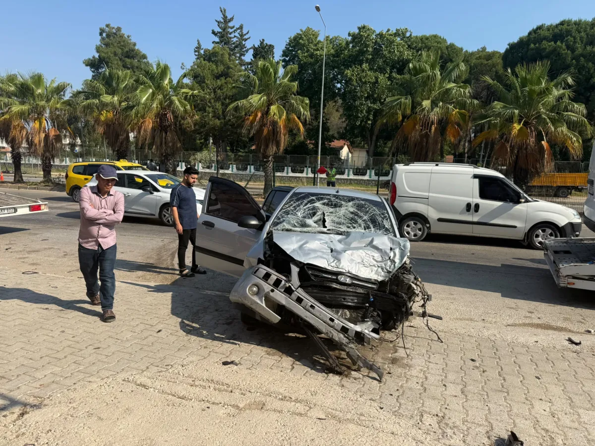 Antalya'da sollama faciası ucuz atlatıldı! Tel çitlere çarpan otomobilde 1 yaralı