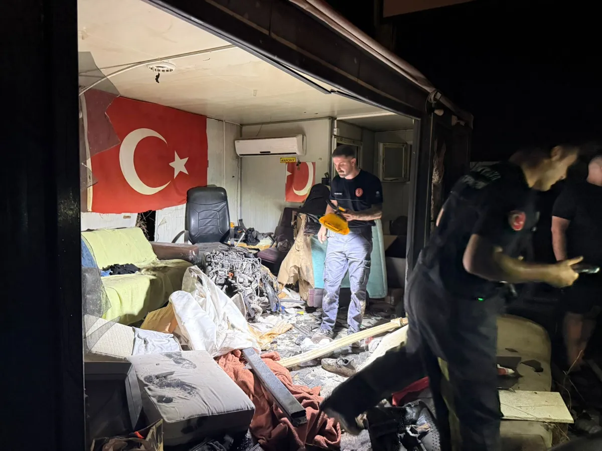 Antalya Serik'te Çarpmanın şiddetiyle araçtan kopan motor 30 metre savrulup barakaya girdi  1 ağır yaralı