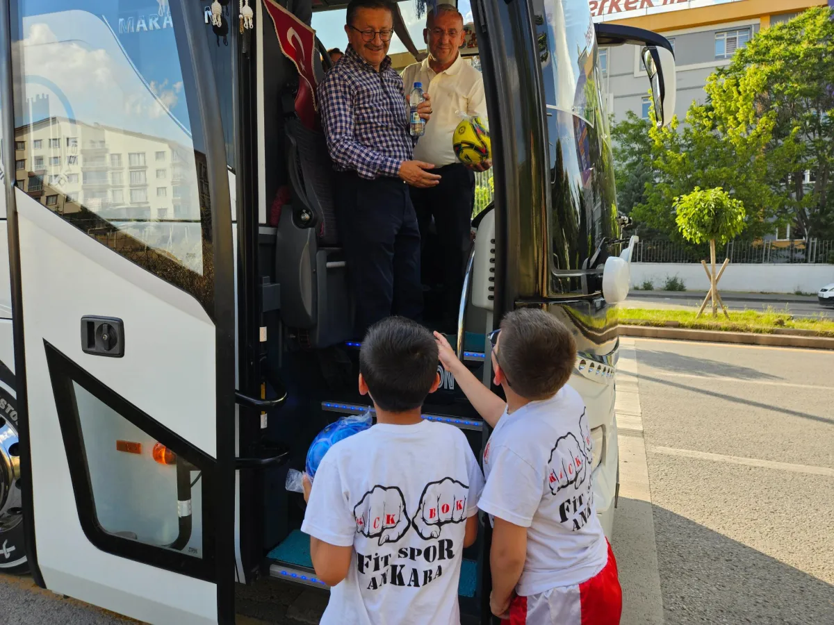 Başkan Tiryaki'den Altındağlı Çocuklara Karne Hediyesi