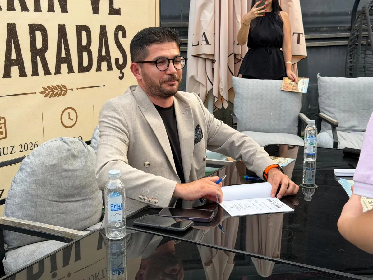 Ahmet Sedat Oktay, Bucak'ta İlk Kitabını Okurları İçin İmzaladı