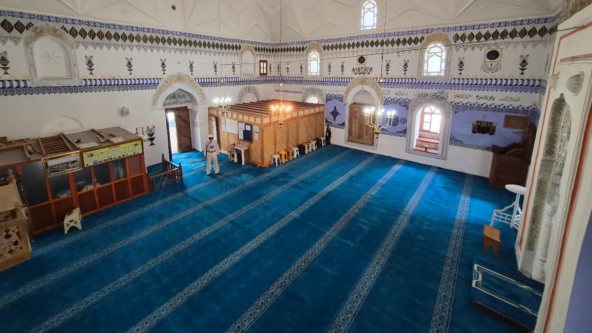 534 yıllık bu cami kıble hassasiyeti ile dikkat çekiyor